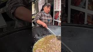 开封拉面馆大锅熬卤子，有冬瓜木耳和羊肉，顾客排队等着吃 #民间美食 #舌尖上的味道 #特色 #特色美食 #美食