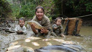 Lucky day for mother and daughter - harvested a huge school of fish to bring to the market to sell