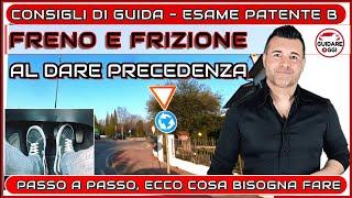 FRENO E FRIZIONE: COSA FARE ALL’ESAME DI GUIDA PRIMA DI UNA ROTATORIA O DI UN DARE PRECEDENZA