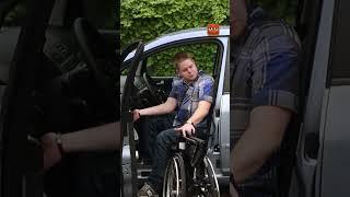 Wie steigt ein Rollstuhlfahrer ins Auto ein? #shorts | DieMaus | WDR