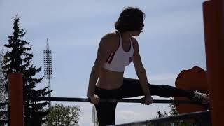 Good skills on the bars - Magdalena Petrovich - street fitness girl