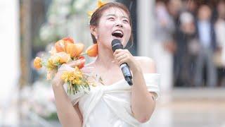 a rainy-day romantic wedding, in which the bride enters first.