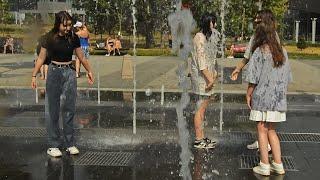 Funny girls, splashes, summer and a fountain! / Веселые девушки, брызги, лето и фонтан!