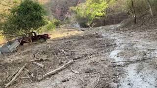 Gilberto Gil Garimpo mostrando que a Mineração Bom Pastor está iniciando operação de Pedras