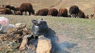 SOĞUK HAVALARDA KARA DEMLİKTE ÇAYIN TADI BİR BAŞKA OLUYOR.