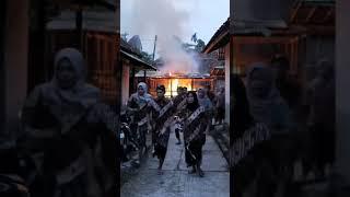 Kepanikan warga menyelamatkan diri ketika terjadi kebakaran di kandang kambing (video by AI)