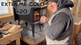 EXTREME COLD OVER NIGHT IN A TINY CABIN+WILDLIFE