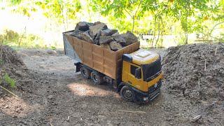 RC TRUK FUSO MUATAN OVERLOAD BATU SPLIT TERJANG BANJIR DAN TERGULING SAAT JALAN TURUNAN