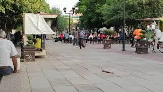 En la plaza de #gómez bailando solo y sin pareja.