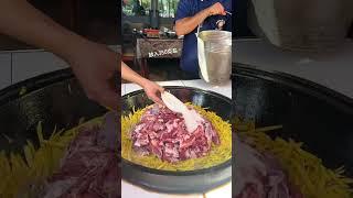 新疆街头三千块一锅的羊肉手抓饭吃起来香得很嘞#路边摊美味#手抓饭