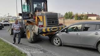 Водитель спецтехники протаранил авто и скрылся с места ДТП.