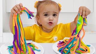 Alice learns the colors with Play dough