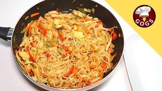 The best fried noodles with vegetables and chicken