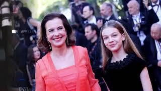 Carole Bouquet attire tous les regards avec sa petite fille Darya montant les marches de Cannes 2024