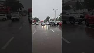 Avenida principal de Boca del Río inundada y carros varados