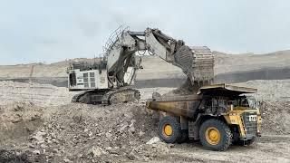 Big strong liebherr 9350 loading komatsu dumper