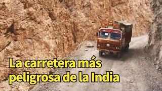 La carretera más peligrosa de la India, un acantilado a 4.000 metros sobre el nivel del mar