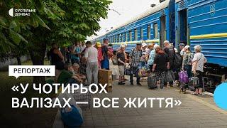 «Все життя у чотирьох валізах». Розповіді людей, які евакуюються потягом з Донеччини на Волинь