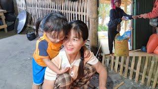 Mother is happy to return to her daughter, and good people help with money to buy feed for the ducks