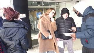 Brooke Shields takes selfies with fans in NYC #brookeshields #bluelagoon