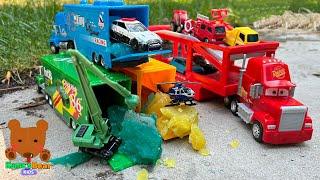 Car Carrier Looks for Diecast Cars in Colorful Jellies! 【Kuma's Bear Kids】