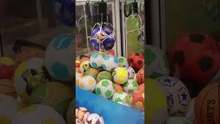 ¿Cómo ganar en la máquina de garra de balones?  #maquinadegarra #clawmachine #maquinadepeluches