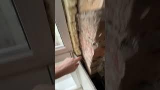 УЖАСЫ СТАРОГО ФОНДА ЖУТКИЙ МОНТАЖ ОКОН #блогокна #старыйфонд #окна #остекление #ремонт #дизайн