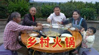 With fireworks  home can be a harmony! The weather is cold  the family laughs and eats hot pot.