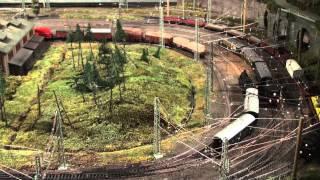 15 Züge automatisch kontrolliert, 15 trains running automatically: Märklin HO Modelleisenbahn Anlage