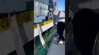 Как поднимают лодки на землю. #лодка #какподнятьяхтуназемлю