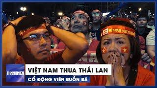 Cổ động viên buồn bã khi Việt Nam thua Thái Lan ở chung kết AFF Cup 2022