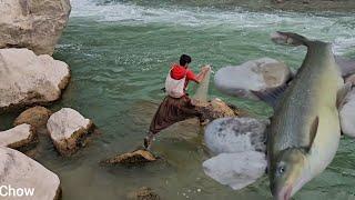 "A Brave Fisherman in the Winter Cold: How He Catches Fish for His Family"