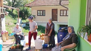 Vrijedne domacice iz mjesta Orahovo iscjedile 200litara jabukovog sirčeta