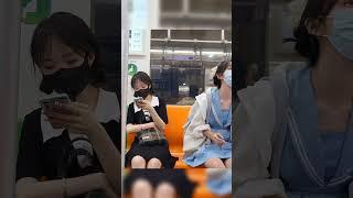 沪上乘坐地铁的学生妹