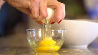 How to Crack an Egg with One Hand | Lakeside Table Tips