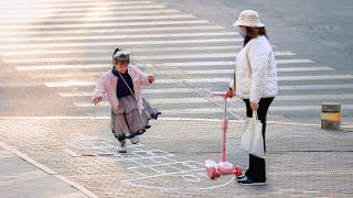 When We Draw Hopscotch on the Sidewalk | Social Experiment 当街头出现一个“跳房子”，路过的人仿佛坐上了时光机
