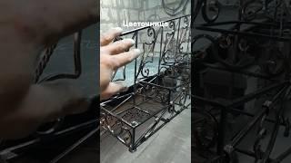 Цветник с элементами ковки