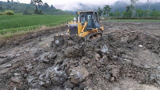 Great Bulldozer SHANTUI SD22 Leveling Up Muddy Ground Satisfying Work To Filling Up Flooded Area