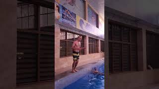 ПЛАВАНИЕ В БАССЕЙНЕ #shorts #шортс