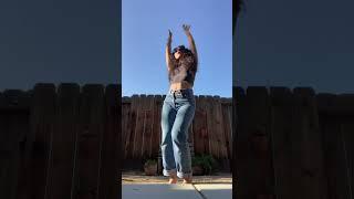 Dancing mama queen! #parati #latina #momlife #señora #fitness #abs #fitmom #backyard