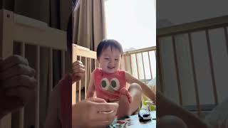 怎么会喜欢让人给他挠脚心？不可思议 #人类幼崽的一天 #没烦恼的小朋友 #奶声奶气小可爱 #人类幼崽 #小宝宝摆摆
