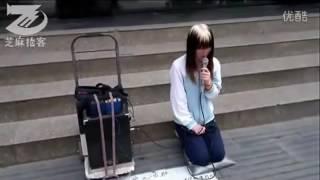 流浪街头白发女悲情歌声跪地唱哭钟祥市民！大家纷纷含泪捐款！