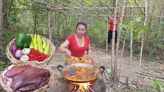 Cooking Pork liver with Bell peppers for dinner, Building a sleeping shelter in forest