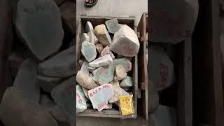便宜的翡翠超级便宜，大家好，我叫龍金義，聯繫方式LINE/ID或微信:Long125chun #翡翠#翡翠原石#翡翠直播#玉#墨翠#翡翠手镯#翡翠代购#翡翠賭石#翡翠玉石#緬甸翡翠