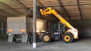 JCB 531-70AGRI loading truck of grain