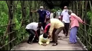 පාලම කඩාගෙන ඩිලාන් පෙරේරා ඇද වැටෙයි | The bridge breaks and Dilan falls.