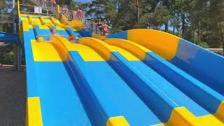 Binnen en buitenzwembad met waterpark bij Camping Samoza