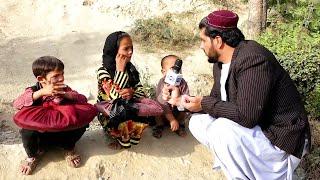 Maiwand Iqbal with Bolani seller children's in Wazir Akbar Khan /میوند اقبال با اطفال بولانی فروش