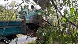 Excavator loading fails | Excavator Accident | Excavator Videos | Fails | Excavator Fails 2021