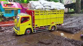 Two RC Truck Off Road, Deliver sacks of Rice to Remote Village - story version of RC Truck